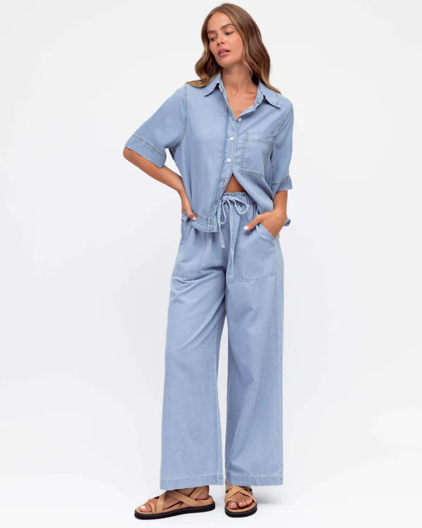LIGHT WASH PULL ON PANT