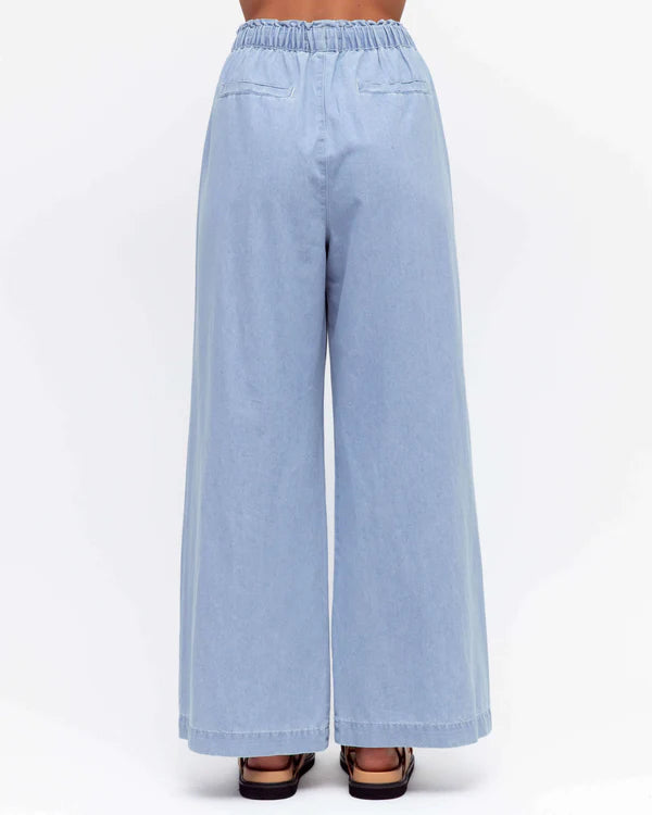 LIGHT WASH PULL ON PANT